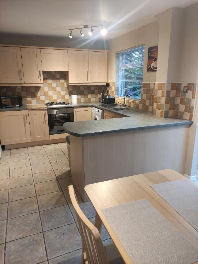 Perfect Place In Walsall/ 4 Bedroom / Long Term Workers Or Family Home Luaran gambar