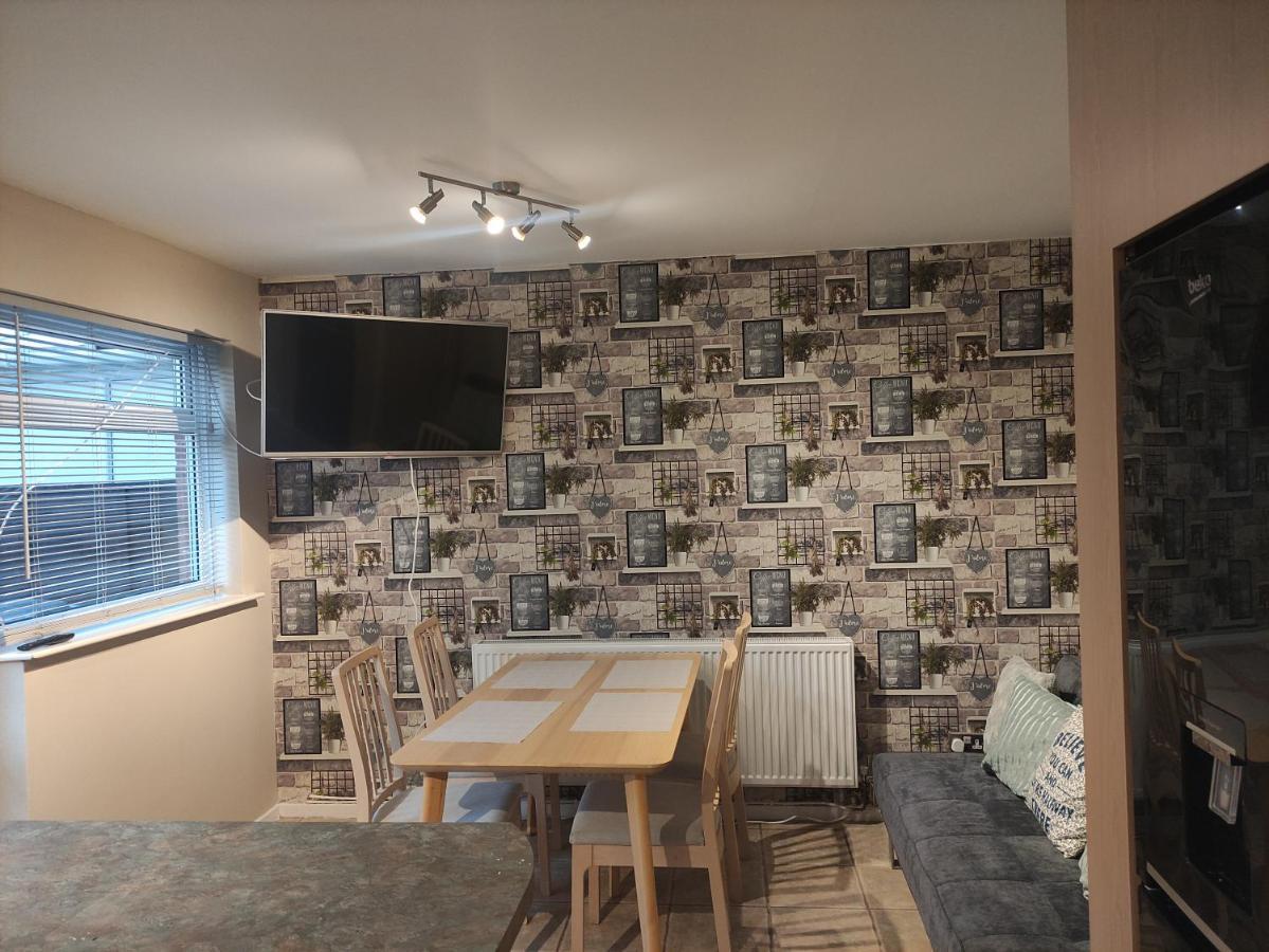 Perfect Place In Walsall/ 4 Bedroom / Long Term Workers Or Family Home Luaran gambar